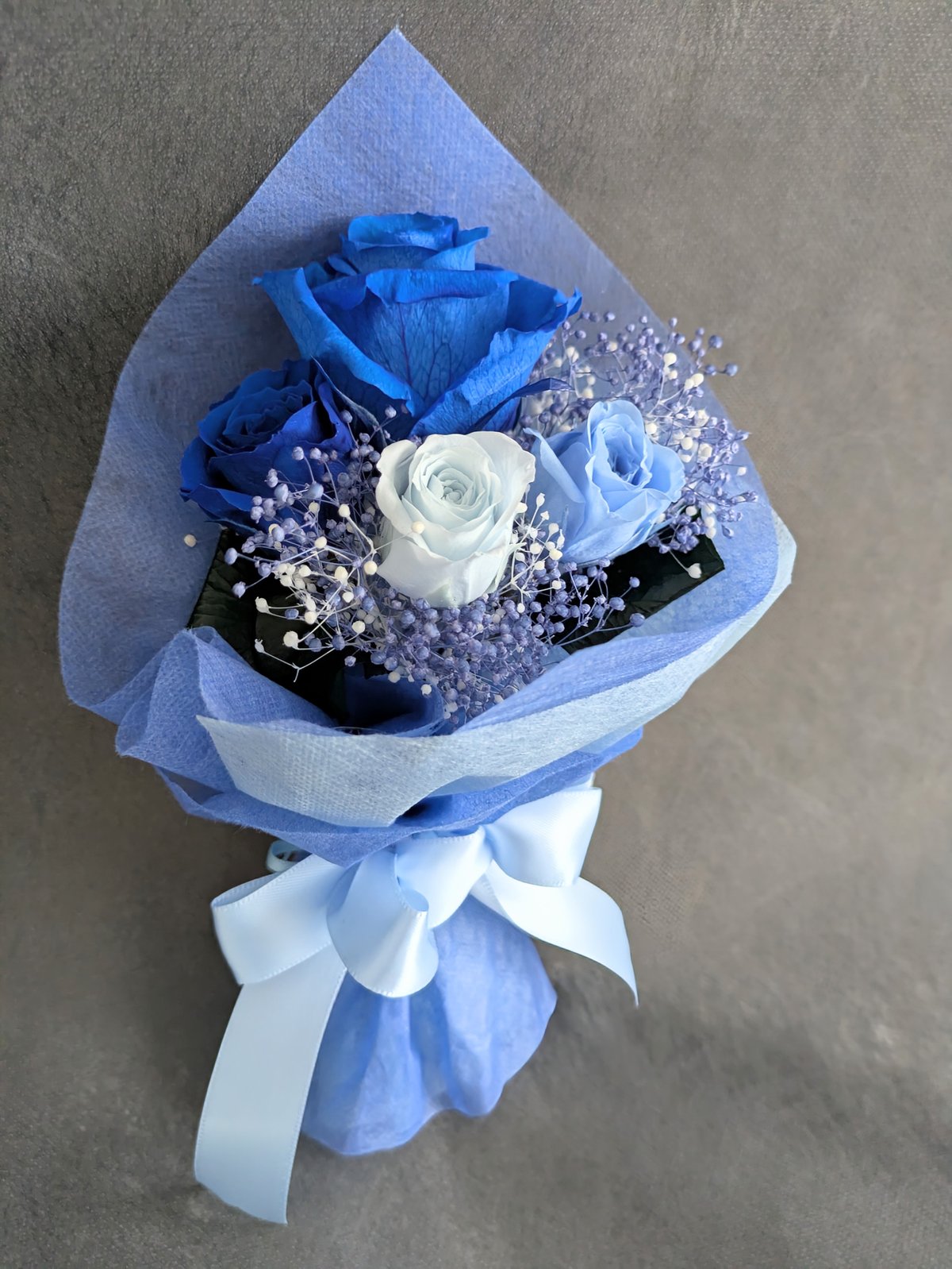 ブルーローズ プリザーブドフラワー ギフトブーケ 透明ケース付き プリザーブドフラワー／青い薔薇とミニ薔薇とかすみ草花束／そのまま