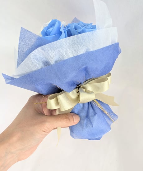 プリザーブドフラワ／空色に染まったブルーローズと白い薔薇の10輪花束／コンパクトサイズ