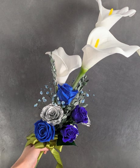 プリザーブドフラワーカラーと青い薔薇のクラッチブーケ(カラーのみ造花)ウエディング