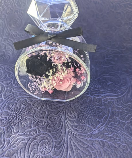 プリザーブドフラワー黒薔薇の魔法発動中シリーズ／薔薇とかすみ草の香水瓶フラワーギフト