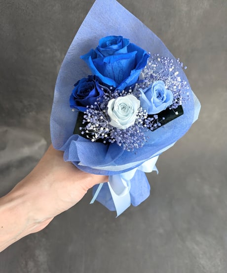 プリザーブドフラワー／青い薔薇とミニ薔薇とかすみ草花束／そのまま飾れるクリアケース入り花束
