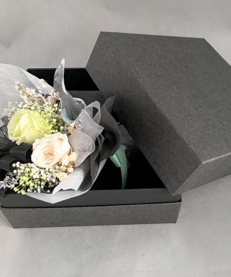 プリザーブドフラワー／花束ボックス／3色のミニ薔薇と小花のミニ花束 パステルグリーン☆光彩陸離