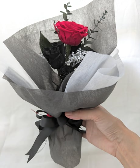 プリザーブドフラワー黒薔薇の魔法発動中シリーズ／大輪の赤い薔薇と黒薔薇の花束　love forever　永遠の愛