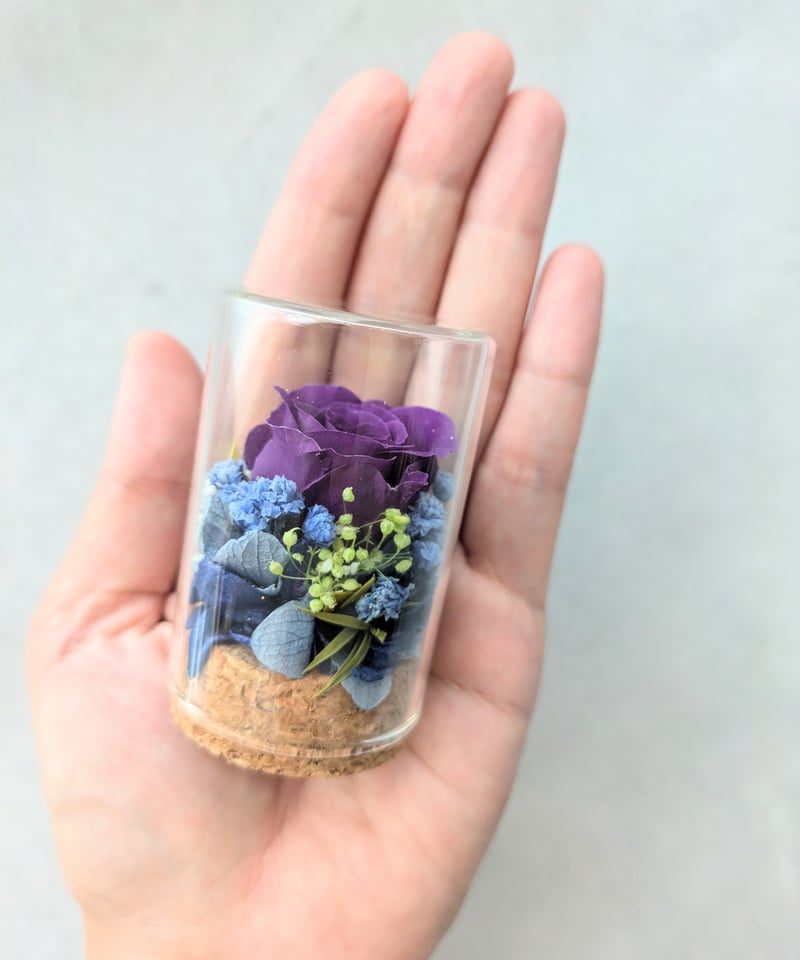 プリザーブドフラワー／紫のミニ薔薇と小花のミニガラスボトルギフト