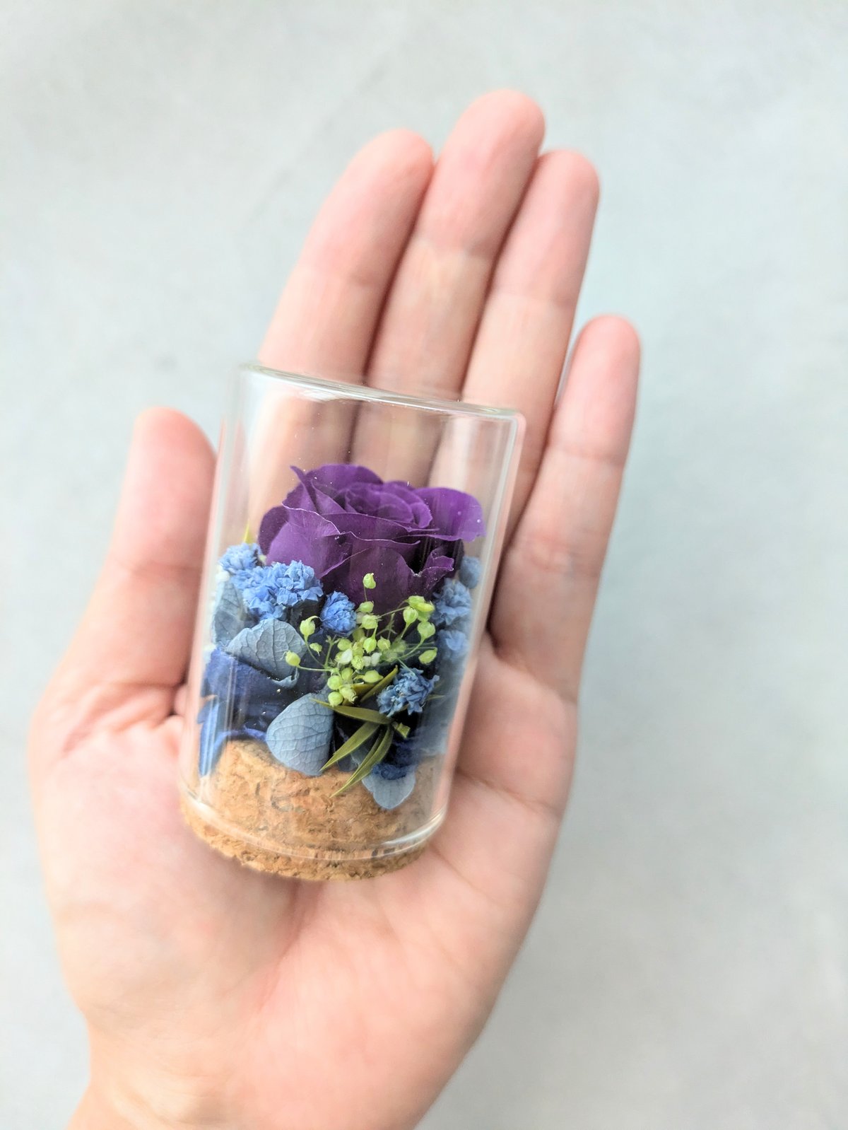 プリザーブドフラワー／紫のミニ薔薇と小花のミニガラスボトルギフト