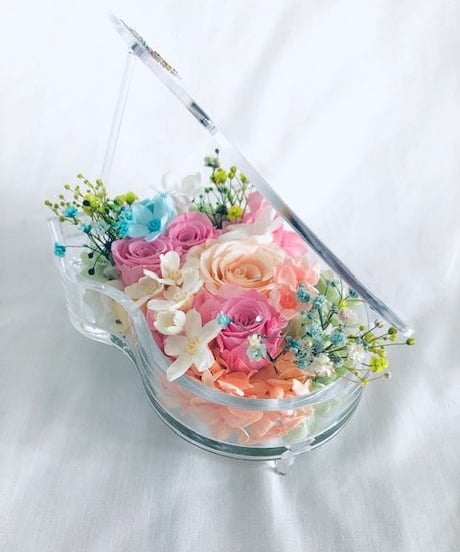 【プリザーブドフラワー／グランドピアノシリーズ】透明のグランドピアノに魔法のように咲いた薔薇と小花の優しいメロディー【リボンラッピング付き 】