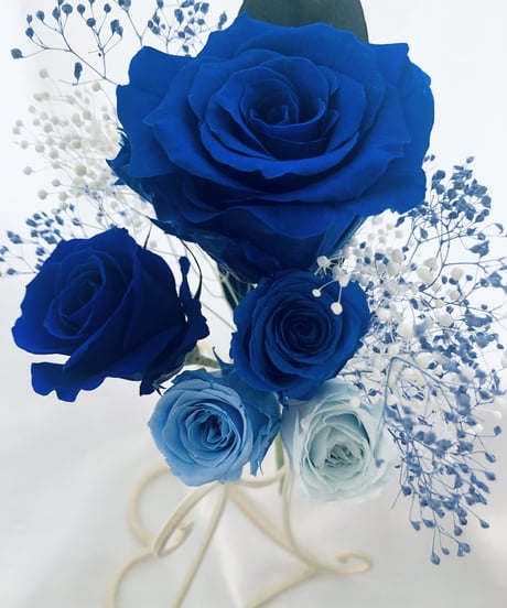 プリザーブドフラワー/大輪ブルーローズとミニ薔薇とかすみ草のふんわり花束（花束ラッピング）