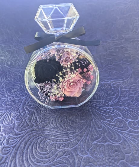 プリザーブドフラワー黒薔薇の魔法発動中シリーズ／薔薇とかすみ草の香水瓶フラワーギフト