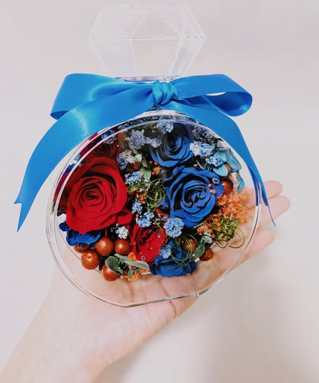プリザーブドフラワー／青と赤の薔薇が混ざり合う魔法の香水瓶アレンジ 青リボン