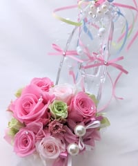 【プリザーブドフラワー／ガラスの靴】優しいピンクの薔薇とリボンやビーズをガラスの靴にいっぱい飾って