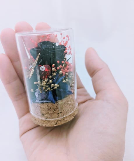 プリザーブドフラワー黒薔薇の魔法発動中シリーズ／黒薔薇と蝶々の赤いハートの魔法／ミニガラスボトル