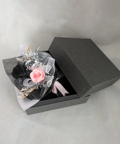 プリザーブドフラワー／花束ボックス／3色のミニ薔薇と小花のミニ花束 ベビーピンク