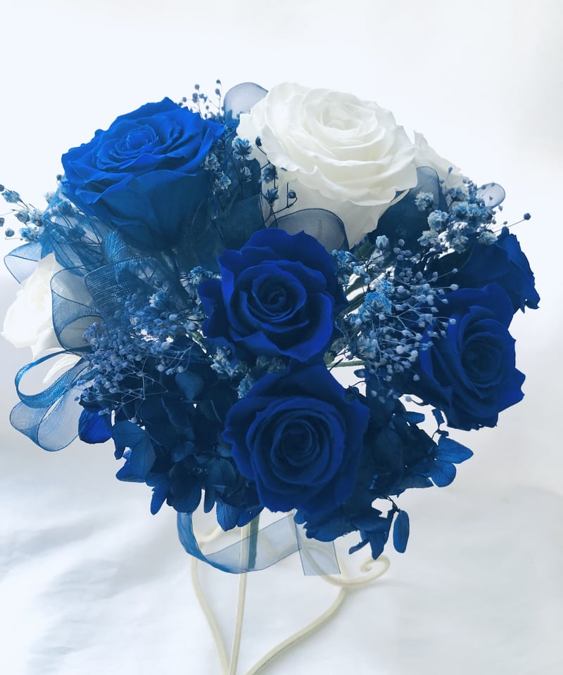 Blue薔薇様 プリザーブドフラワー青と白の11 輪の薔薇にかすみ草とリボンを