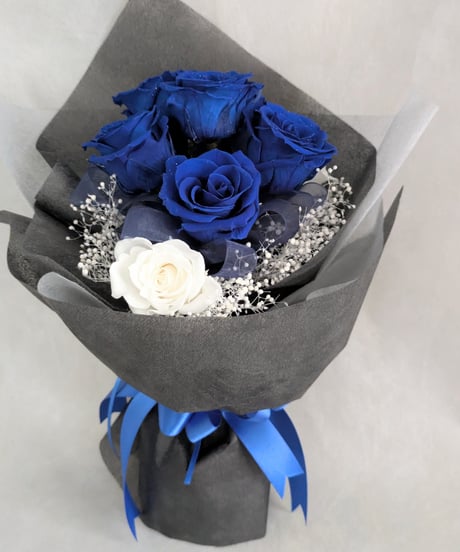プリザーブドフラワー／青い薔薇と白い薔薇輪のふんわりかすみ草の花　（黒グレー花束ラッピング）
