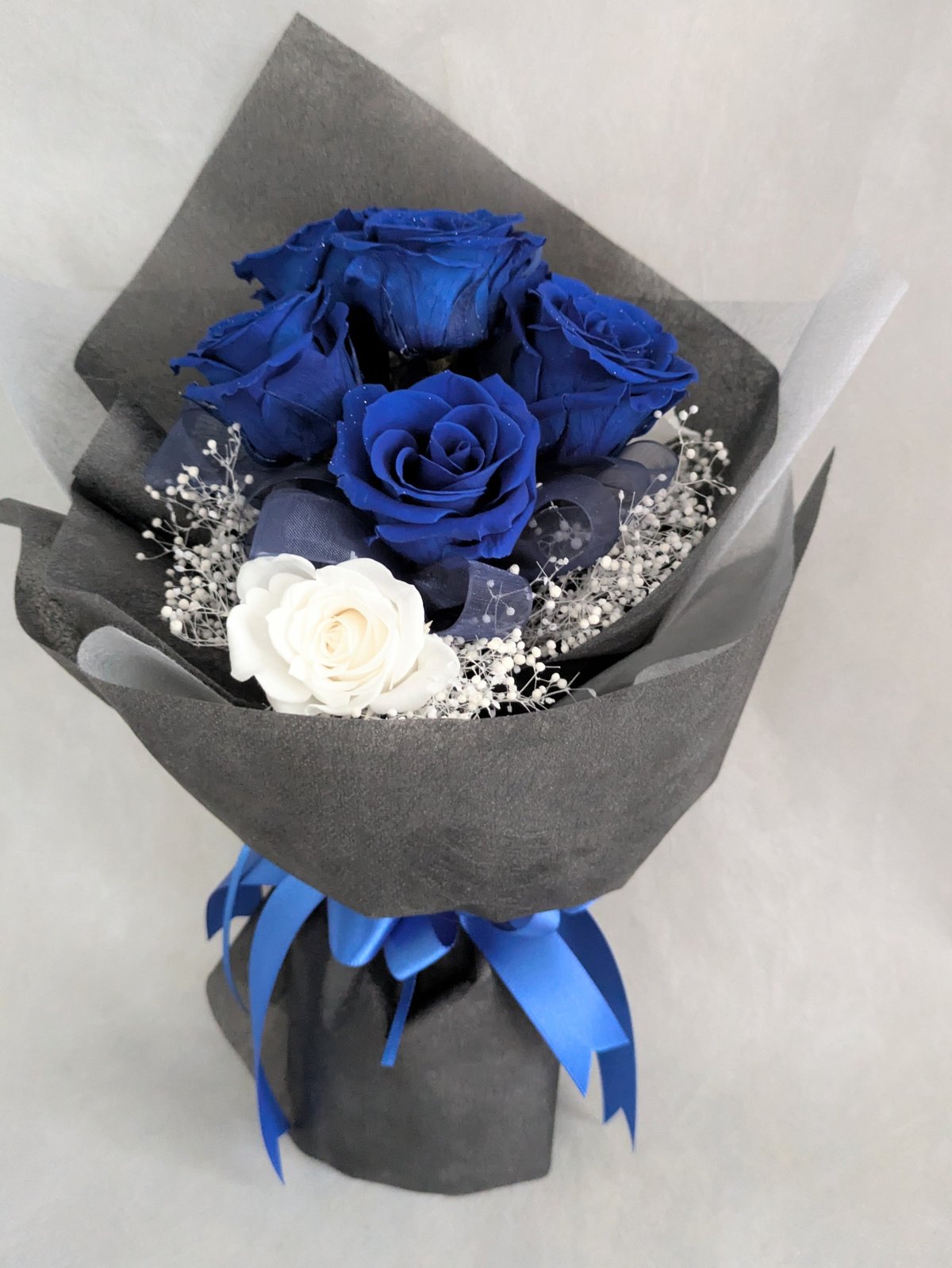 プリザーブドフラワー／青い薔薇と白い薔薇輪のふんわりかすみ草の花