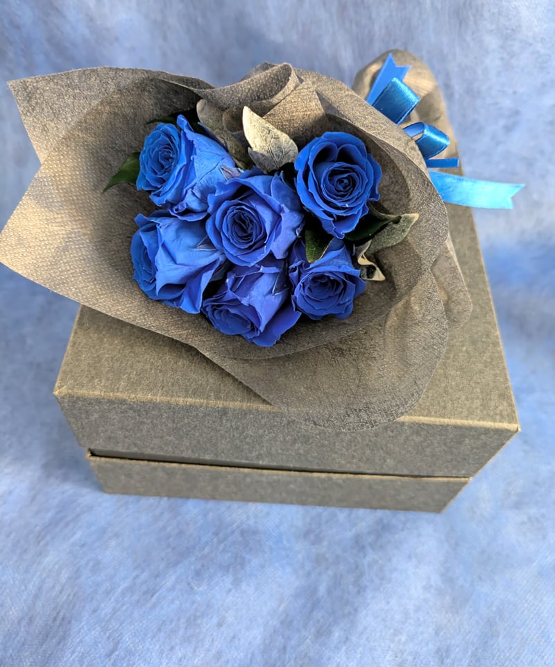 プリザーブドフラワー／青いミニ薔薇6輪の花束ボックス縦横14cmの