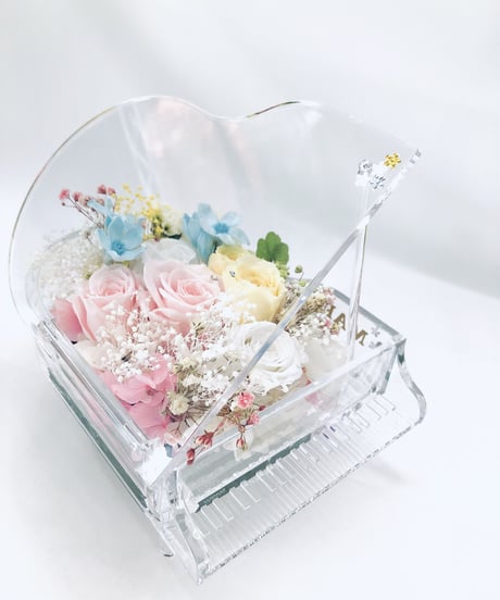 【プリザーブドフラワー／グランドピアノシリーズ】淡い色した花たちのピュアな輝きに四ツ葉のクローバーをそえて【フラワーケース付き】