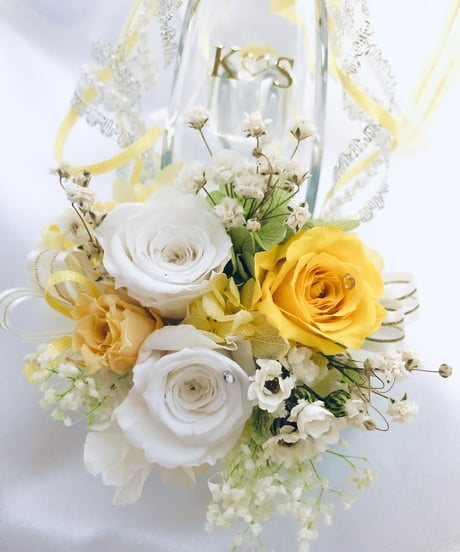 【プリザーブドフラワー／ガラスの靴ミニシリーズ】白と黄色の薔薇に小花をそえたフラワーシューズ