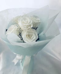 プリザーブドフラワー緑の薔薇9輪とかすみ草の花束（花束ラッピング