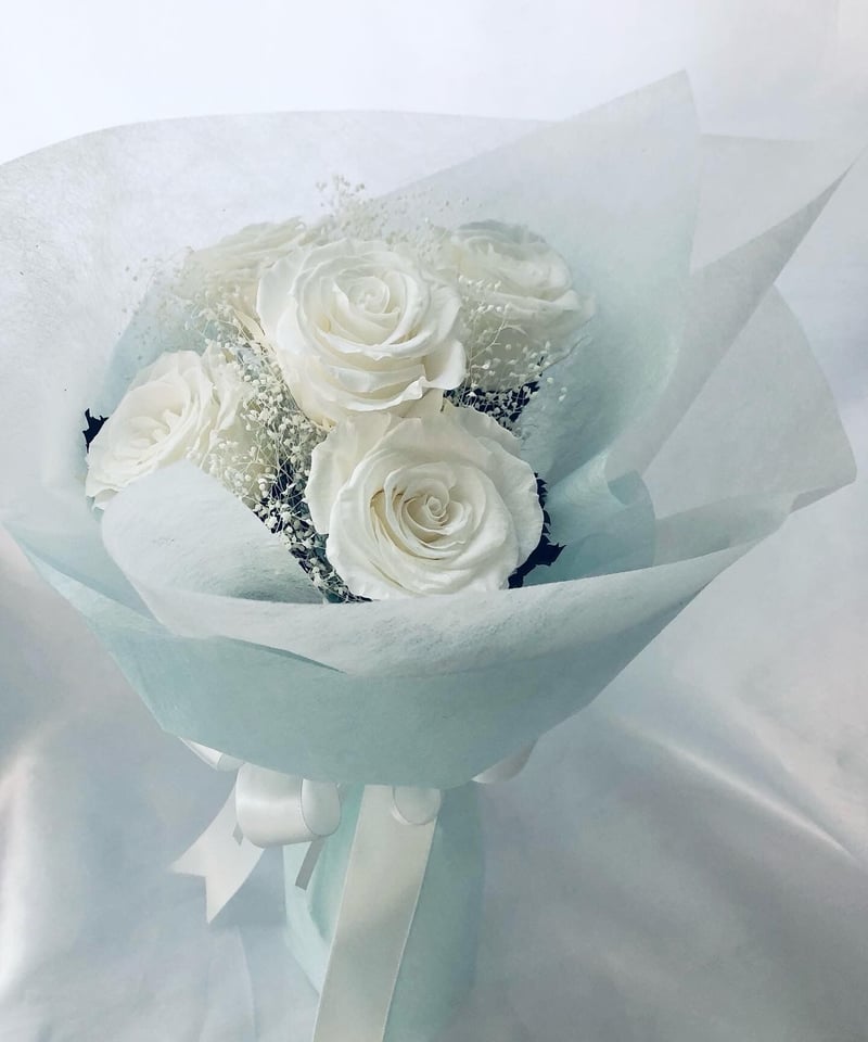 プリザーブドフラワー大輪の白薔薇とかすみ草の花束】 | 世都華