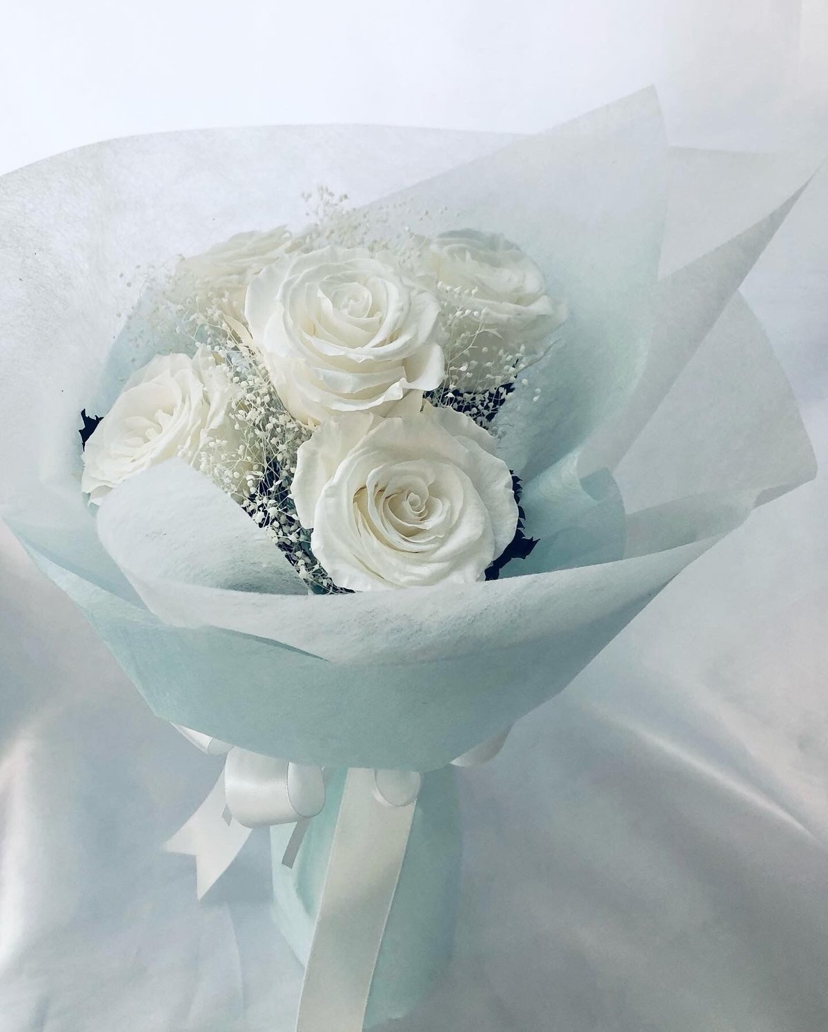 プリザーブドフラワー大輪の白薔薇とかすみ草の花束】 | 世都華
