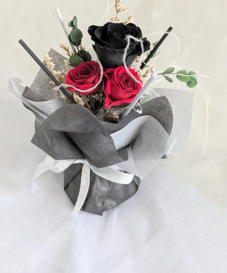 黒薔薇と赤薔薇と小花のミニプリザーブドフラワー花束花瓶付き／フレグランスオイルを入れると香りも楽しめますます！（ボトルに好きなフレグランスオイルを入れて使用可）