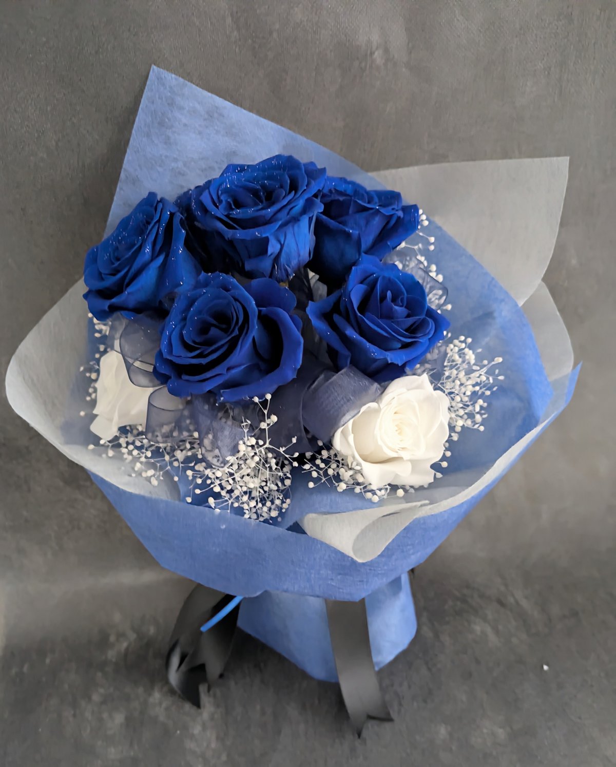 プリザーブドフラワー／青い薔薇6輪白い薔薇3輪と白いかすみ草の花束