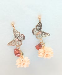 自然素材アクセサリー／木の実と蝶々のピアス／イヤリングに変更可金属アレルギー対応（天然素材アクセサリー両耳用）