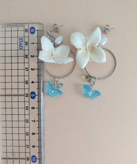 自然素材アクセサリー／お花のような木の実と青い蝶々とパールのピアス／イヤリングに変更可金属アレルギー対応（天然素材アクセサリー両耳用）