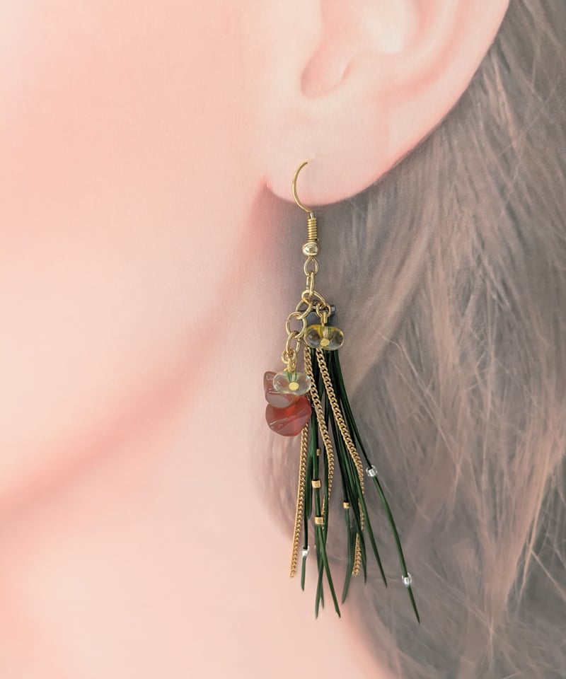 松葉と天然石の片耳用ピアス又はイヤリング（植物素材の