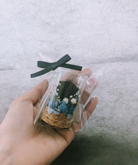 プリザーブドフラワー／黒薔薇の魔法発動中シリーズ／黒ミニ薔薇と小花のミニガラスボトルギフト