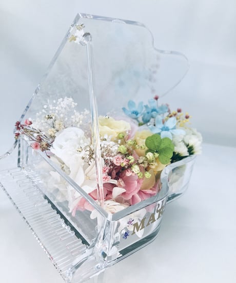 【プリザーブドフラワー／グランドピアノシリーズ】淡い色した花たちのピュアな輝きに四ツ葉のクローバーをそえて【フラワーケース付き】