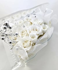 【プリザーブドフラワー／グランドピアノシリーズ】清楚な白い薔薇に純粋な想いを込めて