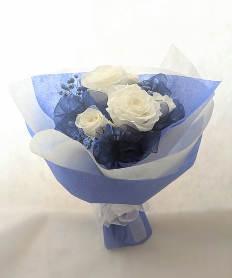 プリザーブドフラワー/白い薔薇5輪とたっぷりブルーオーガンジーリボンのふんわり花束（花束ラッピング）