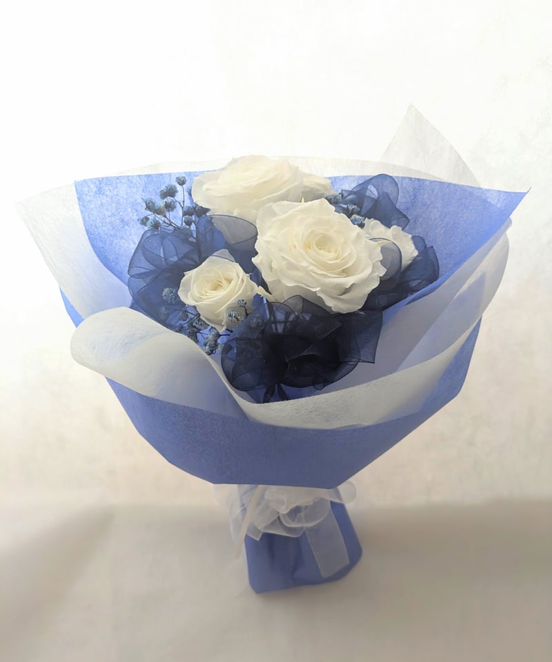 プリザーブドフラワー/白い薔薇5輪とたっぷりブルーオーガンジーリボン