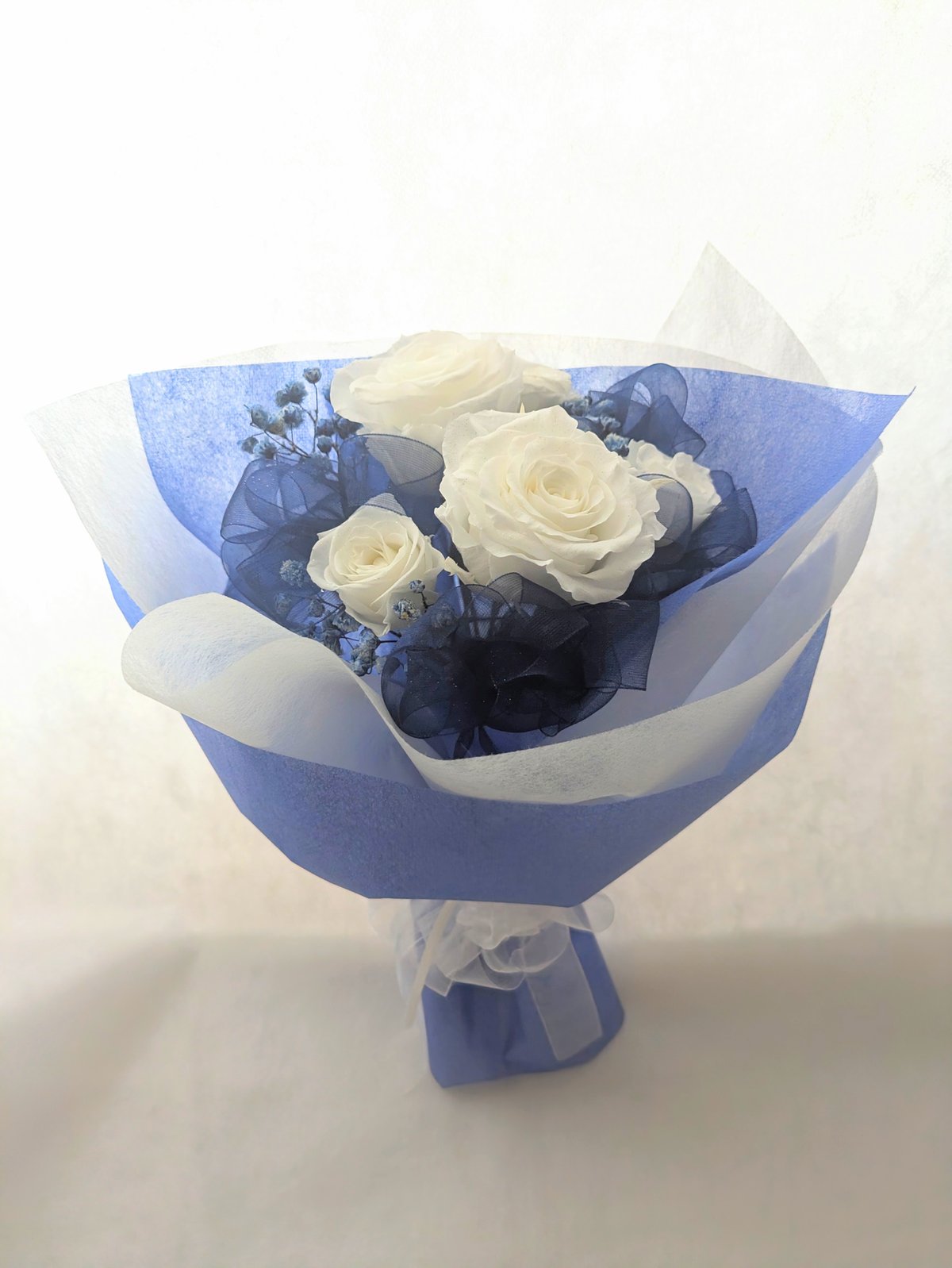 プリザーブドフラワー/白い薔薇5輪とたっぷりブルーオーガンジーリボン