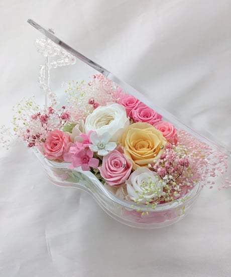 【プリザーブドフラワー／グランドピアノシリーズ】白い薔薇とミニ薔薇と小花のフラワーピアノ/フラワーケースリボンラッピング付き