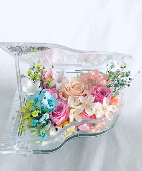 【プリザーブドフラワー／グランドピアノシリーズ】透明のグランドピアノに魔法のように咲いた薔薇と小花の優しいメロディー【リボンラッピング付き 】