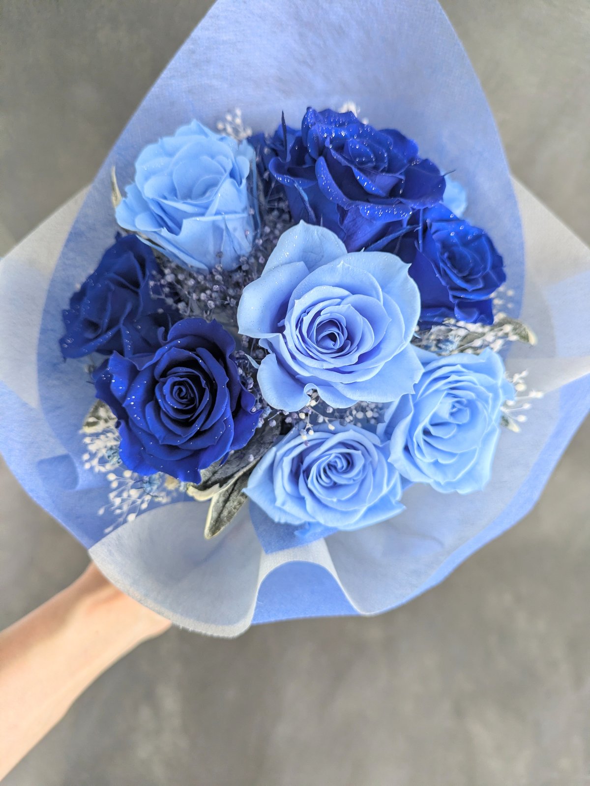 プリザーブドフラワー青い薔薇と水色の薔薇11本とかすみ草の花束／奇跡