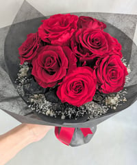 プリザーブドフラワー大輪の赤い薔薇花束11本／白いかすみ草の愛の贈り物