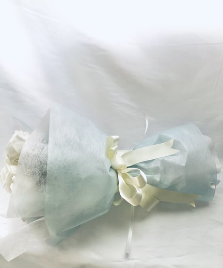 プリザーブドフラワー白い大輪の薔薇5本のふんわり花束ラッピング