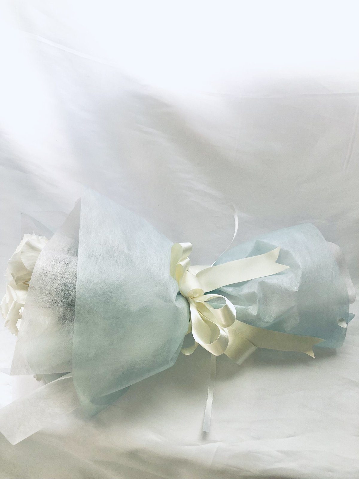 プリザーブドフラワー白い大輪の薔薇5本のふんわり花束ラッピング | 世都華