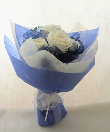 プリザーブドフラワー/白い薔薇5輪とたっぷりブルーオーガンジーリボンのふんわり花束（花束ラッピング）