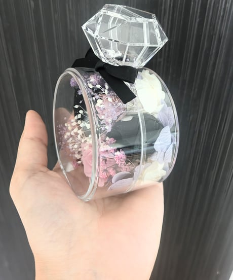 プリザーブドフラワー黒薔薇の魔法発動中シリーズ／薔薇とかすみ草の香水瓶フラワーギフト