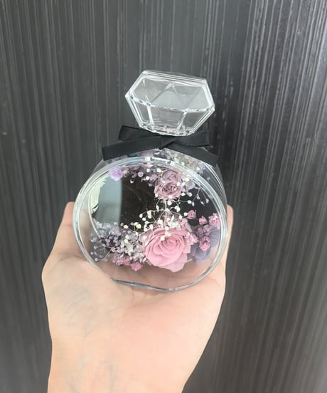 プリザーブドフラワー黒薔薇の魔法発動中シリーズ／薔薇とかすみ草の香水瓶フラワーギフト