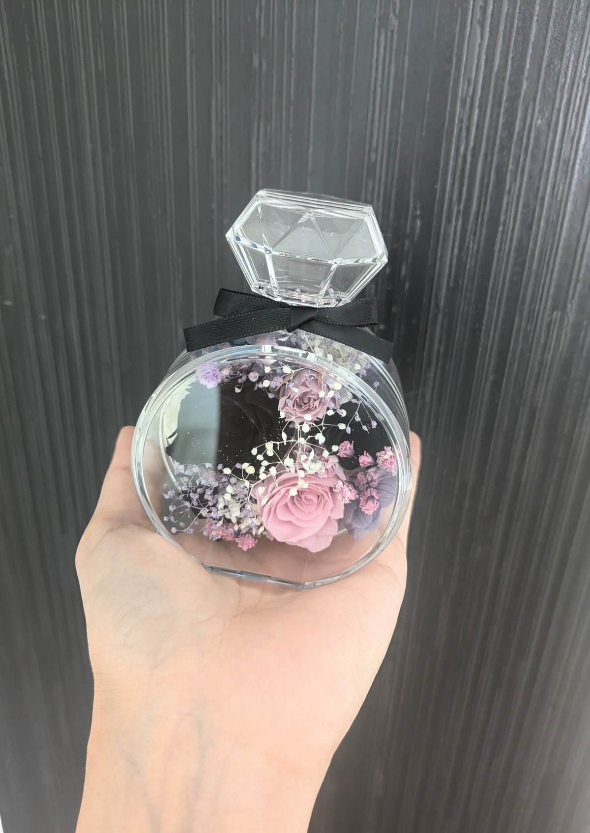 3760 ☘️タグ付☘️オーレア⭐️芳香⭐️フサフサ立体花弁⭐️かすり⭐️小〜中輪⭐️加藤農園 プリザーブドフラワー黒薔薇の魔法発動中シリーズ／薔薇とかすみ草の