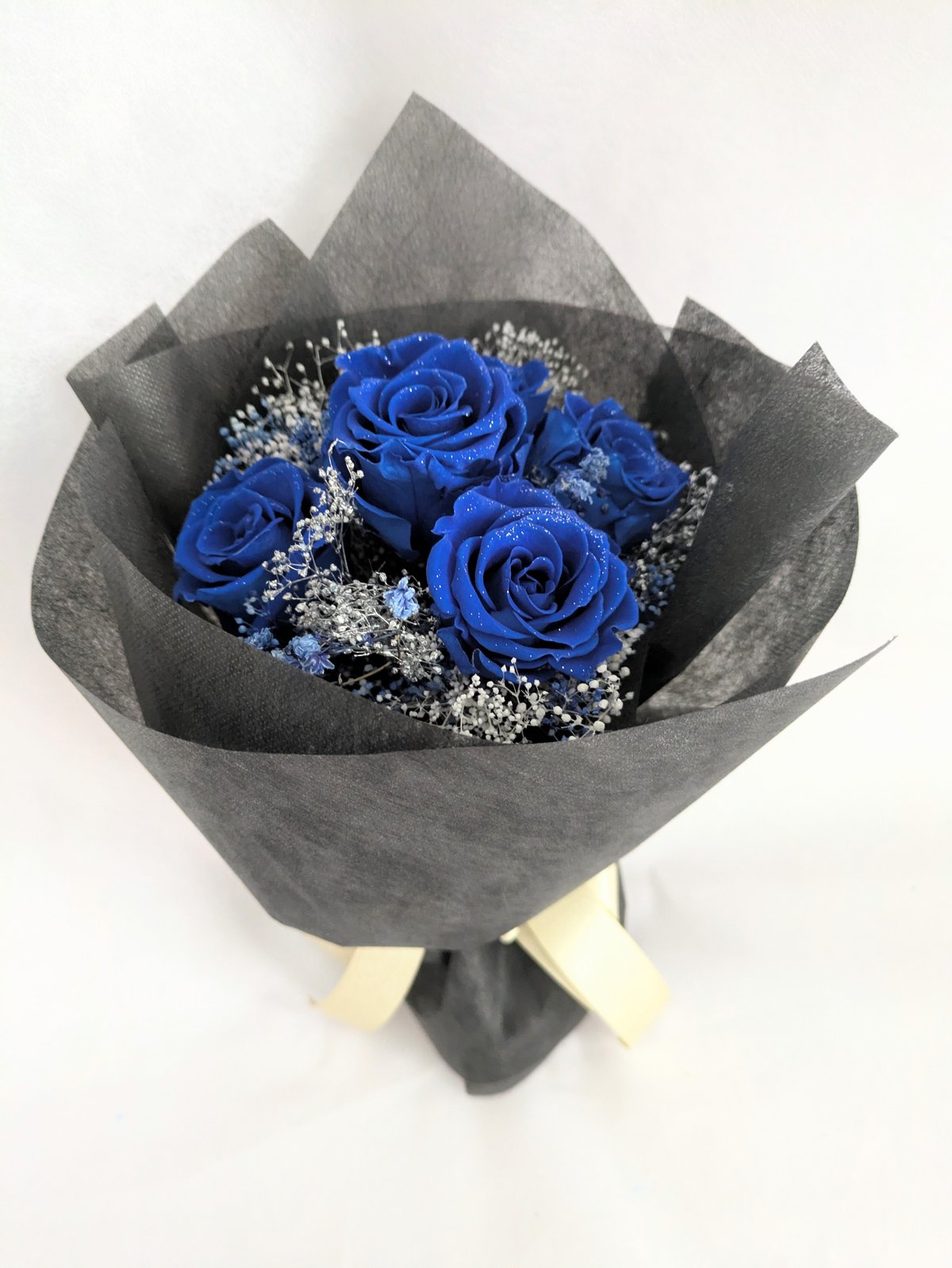 【N.571】ハンドメイド　ブレスレット　淡水パール　青　薔薇　ドライフラワー プリザーブドフラワー／青い薔薇5輪とかすみ草の星空花束 | 世都華