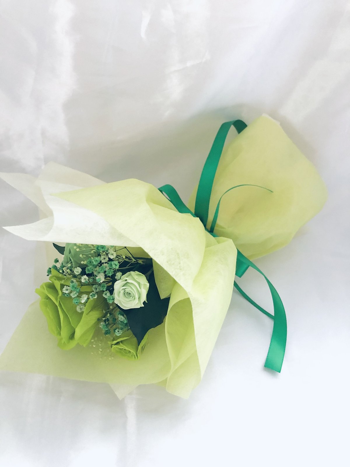 グリーンローズとミニ薔薇とかすみ草のふんわり花束