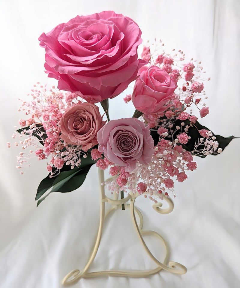 プリザーブドフラワー／大輪のピンクの薔薇とミニ薔薇とかすみ草