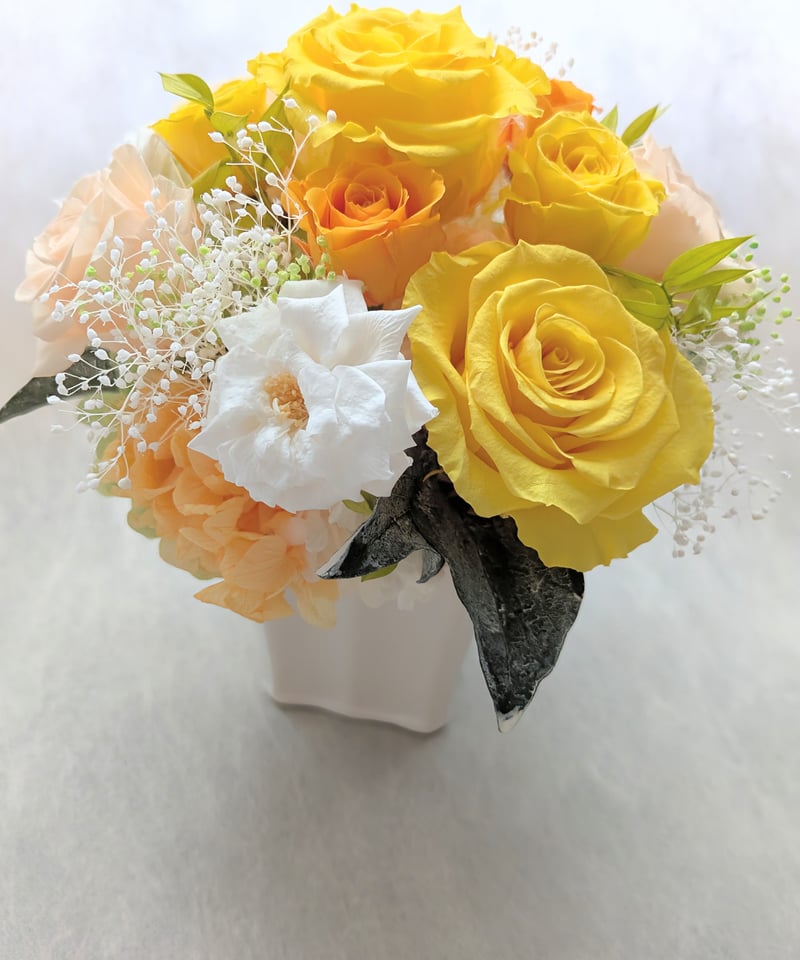 プリザーブドフラワー/レモンイエローとオレンジ、白の薔薇とかすみ草